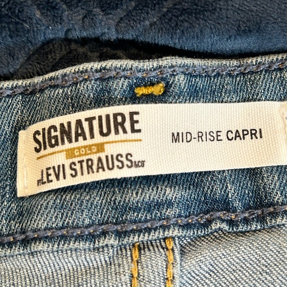 Signature Capris by Levi Strauss - Picture 2 of 5